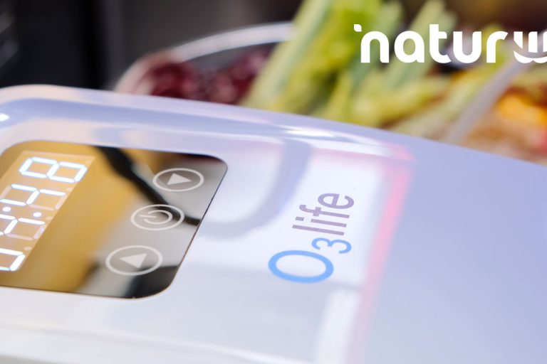 Lavare correttamente frutta e verdura è un passaggio fondamentale per garantire sicurezza alimentare e benessere quotidiano. Sempre più persone cercano soluzioni efficaci per eliminare residui chimici, sporco e microrganismi, ed è proprio in questo contesto che nasce l’interesse sul come lavare frutta e verdura senza pesticidi e con ozono. Si tratta di un approccio moderno che unisce metodi tradizionali e tecnologie innovative per ottenere risultati più sicuri e completi.