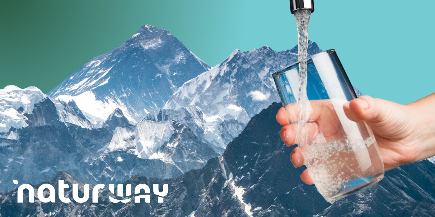 Il trattamento delle acque è un processo fondamentale per garantire che l'acqua che utilizziamo quotidianamente, sia per scopi potabili ma non solo, pulita, sicura e priva di contaminanti. Questo processo si applica a diverse fonti d’acqua, come quelle naturali (fiumi, laghi, mari) e quelle provenienti da sistemi di distribuzione che potrebbero essere state contaminate da agenti patogeni, sostanze chimiche o altre impurità | Liberarsi dell’acqua in plastica non significa rinunciare alla comodità o mettere a rischio la propria salute. Al contrario, può essere l’occasione per migliorare la propria qualità di vita e fare una scelta consapevole. Una delle soluzioni più efficaci è affidarsi all’acqua del rubinetto, magari migliorandola attraverso un sistema di filtraggio domestico. Esistono diverse tecnologie – dalla semplice microfiltrazione ai più avanzati sistemi ad osmosi inversa – che permettono di ottenere un’acqua sicura, leggera e dal gusto gradevole, direttamente a casa propria.