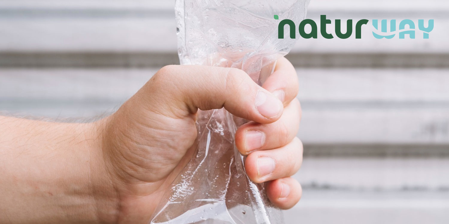 Liberarsi-da-acqua-in-plastica Le persone iniziano ad avere contezza sul vero impatto ambientale e salutare di determinate abitudini quotidiane. Una delle più radicate – e anche delle più dannose – è senza dubbio quella del consumo di acqua in bottiglia o contenitore in PET sia da bere che per ulteriori utilizzi. Si tratta di un gesto all’apparenza innocuo, che però ha conseguenze profonde sia sull’ambiente che sulla nostra salute. In questo articolo vedremo come liberarsi dell’acqua in plastica senza rinunciare alla qualità e alla sicurezza, approcciando un graduale ma sistematico stile di vita plastic free.