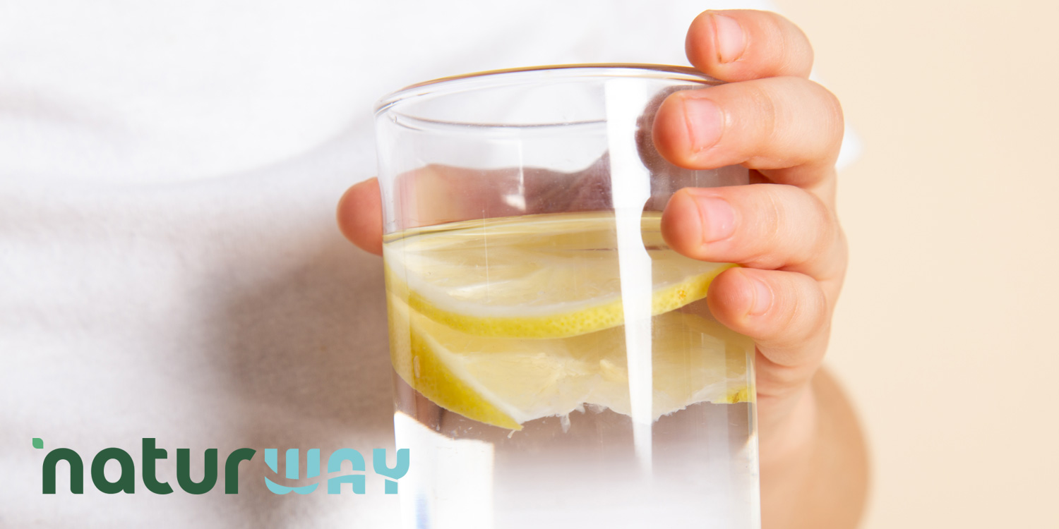 PFAS-acqua-cosa-sono-rischi-rimedi I PFAS sono una vasta famiglia di composti chimici utilizzati fin dagli anni ’50 per le loro particolari proprietà di resistenza al calore, all’acqua e ai grassi. Queste caratteristiche li hanno resi indispensabili in numerosi settori industriali: si trovano in rivestimenti antiaderenti, tessuti impermeabili, schiume antincendio, cosmetici e persino in alcuni imballaggi alimentari. Tuttavia, proprio la loro stabilità li rende estremamente persistenti nell’ambiente, tanto da essere soprannominati “inquinanti eterni”.