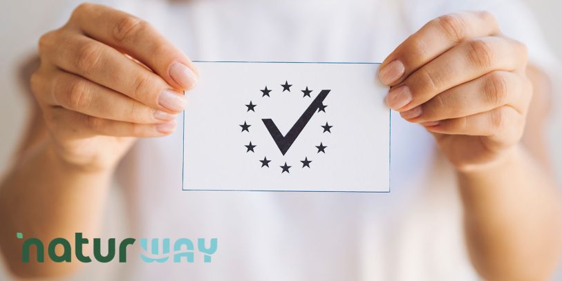 Il Regolamento (CE) n. 852/2004 riguarda l'igiene dei prodotti alimentari ed è parte integrante della legislazione europea in materia di sicurezza alimentare. È un regolamento orizzontale, il che significa che si applica a tutte le fasi della filiera alimentare, dalla produzione primaria alla trasformazione e distribuzione, fino alla vendita al dettaglio e al consumo finale. Pur concentrandosi prevalentemente sull’igiene degli alimenti e sulle pratiche di autocontrollo, un aspetto fondamentale che tocca indirettamente è la qualità dell’acqua, essenziale per la preparazione, la conservazione e la manipolazione sicura degli alimenti.