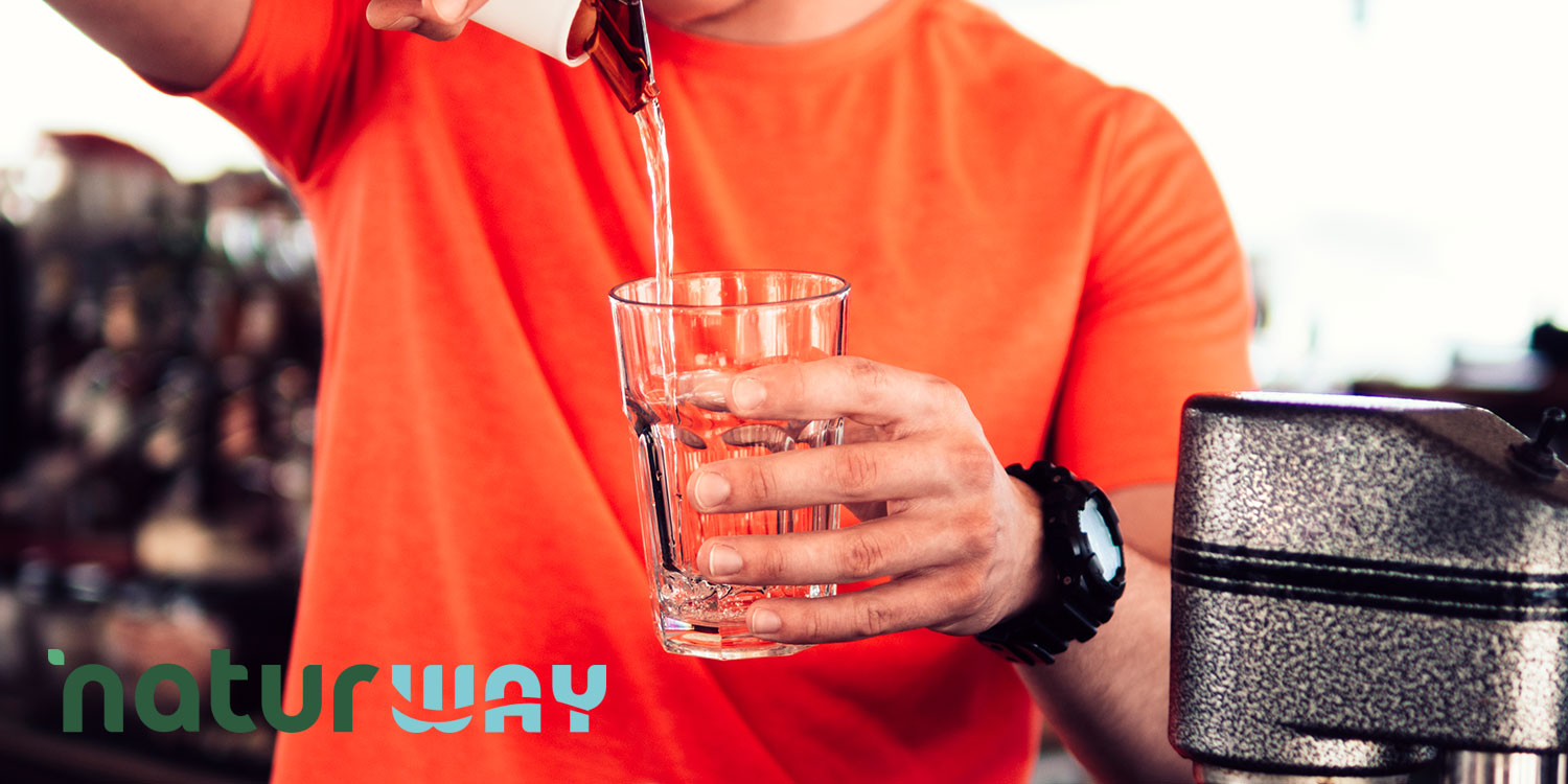 sistema-trattamento-acqua-ristorante-bar Come scegliere il sistema di trattamento acque per ristoranti più idoneo? Per scegliere il sistema di trattamento acque per ristoranti più giusto e idoneo per ristoranti e bar, bisogna valutare vari fattori: Tipo di attività: Un ristorante che serve piatti preparati con ingredienti freschi potrebbe necessitare di una purificazione più avanzata rispetto a un bar che serve solo bevande. Volume di acqua utilizzato: A seconda del flusso di clientela, sarà necessario scegliere un sistema che possa garantire una buona capacità di filtrazione e altresì di produzione. Tipo di contaminanti presenti: Alcuni sistemi sono più adatti a rimuovere calcare, mentre altri sono migliori per eliminare cloro, metalli pesanti o batteri: trovare il miglior compromesso possibile, in quest'ultimo caso, è essenziale.