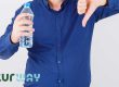 Senza acqua non si sopravvive, è risaputo. Ciononostante, spesso la si usa inconsapevolmente in modo scorretto. Il riferimento diretto va a tutti quegli automatismi, come bere, cucinare e lavarsi, che per molti risultano celare abitudini tutt’altro che salutari. L’obiettivo di questo articolo è svelare i 5 errori che fai ogni giorno con l’acqua, il modo per evitarli e il motivo per cui è fondamentale prestare un’attenzione speciale all’uso di questa inestimabile risorsa.