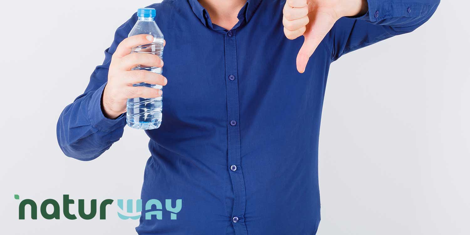 5-errori-con-acqua Senza acqua non si sopravvive, è risaputo. Ciononostante, spesso la si usa inconsapevolmente in modo scorretto. Il riferimento diretto va a tutti quegli automatismi, come bere, cucinare e lavarsi, che per molti risultano celare abitudini tutt’altro che salutari. L’obiettivo di questo articolo è svelare i 5 errori che fai ogni giorno con l’acqua, il modo per evitarli e il motivo per cui è fondamentale prestare un’attenzione speciale all’uso di questa inestimabile risorsa.