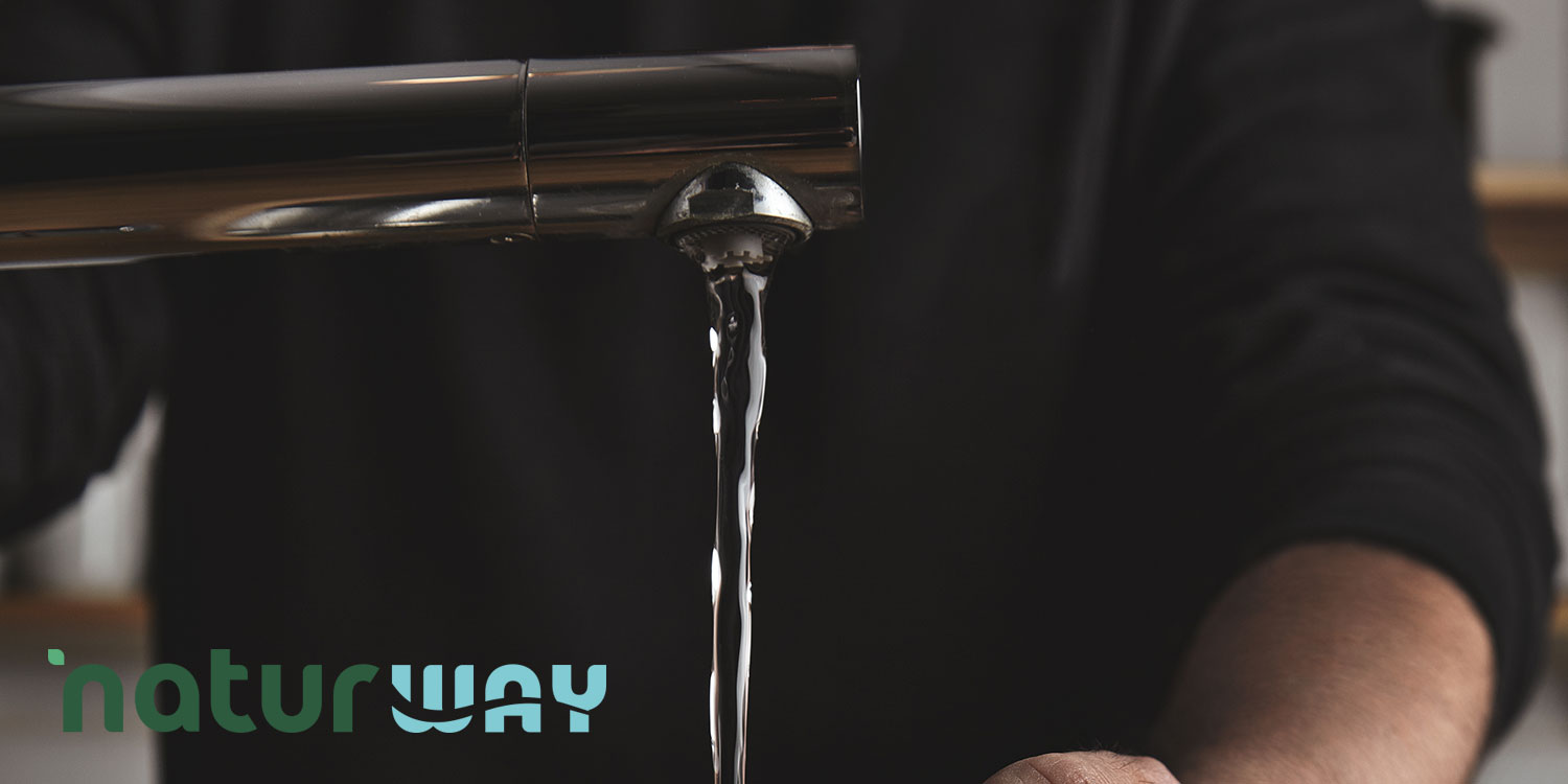 come-testare-acqua-di-rubinetto Testare l’acqua del rubinetto a casa è una pratica sempre più diffusa tra chi desidera avere maggiore controllo sulla qualità dell’acqua che utilizza ogni giorno per le più comuni esigenze quotidiane. Capire come testare l'acqua del rubinetto a casa significa innanzitutto conoscere le diverse opzioni disponibili. Il metodo più semplice e immediato è l’utilizzo di kit di analisi domestici, facilmente reperibili online o nei negozi specializzati. Questi kit consentono di rilevare parametri fondamentali come il pH, la durezza dell’acqua, la presenza di cloro, nitrati e, in alcuni casi, metalli pesanti.