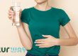 La salute generale dell’organismo non può prescindere dal benessere dell’intestino, una costante che deve essere sempre rispettata. Ad incidere profondamente sulla qualità della vista delle persone è il mix di requisiti capitanati da una corretta digestione, dall’equilibrio della flora batterica e da una buona regolarità intestinale. Fattori che impattano sul sistema immunitario e sull’energia di tutti noi. Sul podio, tra le abitudini più semplici ed efficaci atte a migliorare la propria salute, troviamo l’idratazione. Non a caso, parlare di benessere intestinale naturale con l’acqua significa capire e mettere in pratica la routine legata al bere correttamente, in termini di quantità e qualità, affinché tutto l’organismo possa essere aiutato nel concreto.