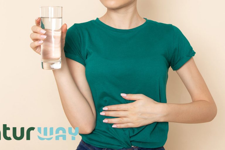 raggiungere-benessere-intestinale-acqua La salute generale dell’organismo non può prescindere dal benessere dell’intestino, una costante che deve essere sempre rispettata. Ad incidere profondamente sulla qualità della vista delle persone è il mix di requisiti capitanati da una corretta digestione, dall’equilibrio della flora batterica e da una buona regolarità intestinale. Fattori che impattano sul sistema immunitario e sull’energia di tutti noi. Sul podio, tra le abitudini più semplici ed efficaci atte a migliorare la propria salute, troviamo l’idratazione. Non a caso, parlare di benessere intestinale naturale con l’acqua significa capire e mettere in pratica la routine legata al bere correttamente, in termini di quantità e qualità, affinché tutto l’organismo possa essere aiutato nel concreto.