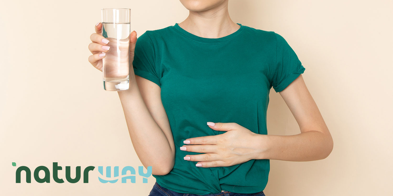raggiungere-benessere-intestinale-acqua La salute generale dell’organismo non può prescindere dal benessere dell’intestino, una costante che deve essere sempre rispettata. Ad incidere profondamente sulla qualità della vista delle persone è il mix di requisiti capitanati da una corretta digestione, dall’equilibrio della flora batterica e da una buona regolarità intestinale. Fattori che impattano sul sistema immunitario e sull’energia di tutti noi. Sul podio, tra le abitudini più semplici ed efficaci atte a migliorare la propria salute, troviamo l’idratazione. Non a caso, parlare di benessere intestinale naturale con l’acqua significa capire e mettere in pratica la routine legata al bere correttamente, in termini di quantità e qualità, affinché tutto l’organismo possa essere aiutato nel concreto.