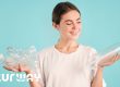 Negli ultimi anni, l’attenzione verso ciò che portiamo in tavola è cresciuta a dismisura: eppure, un pericolo invisibile sta ridisegnando le nostre abitudini: le microplastiche nell’acqua. Frammenti microscopici (inferiori a 5 millimetri) e nanoplastiche ancora più infinitesimali (sotto il micrometro) sono ormai ovunque.
